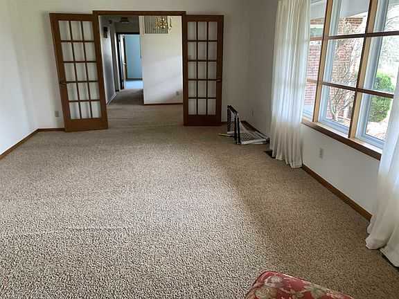 5th image of 302 S Hickory Ln