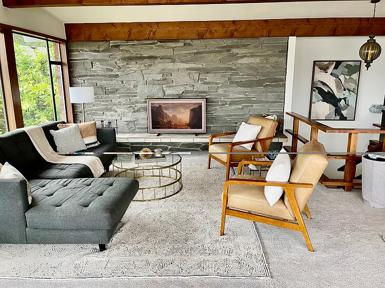 Living room (television does not stay.)