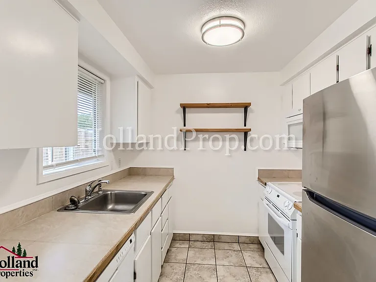 125-127 SW Edgefield Ct #127 — Photo 5