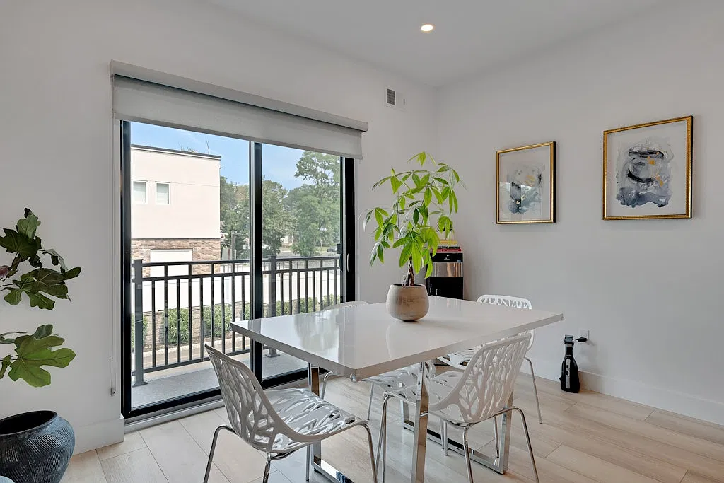 2 bed, 2.5 bath, 2200 sqft, $4,800 — Photo 1