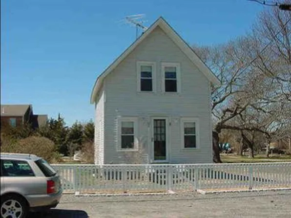 24 Shawmut Ave, Oak Bluffs, MA 02557