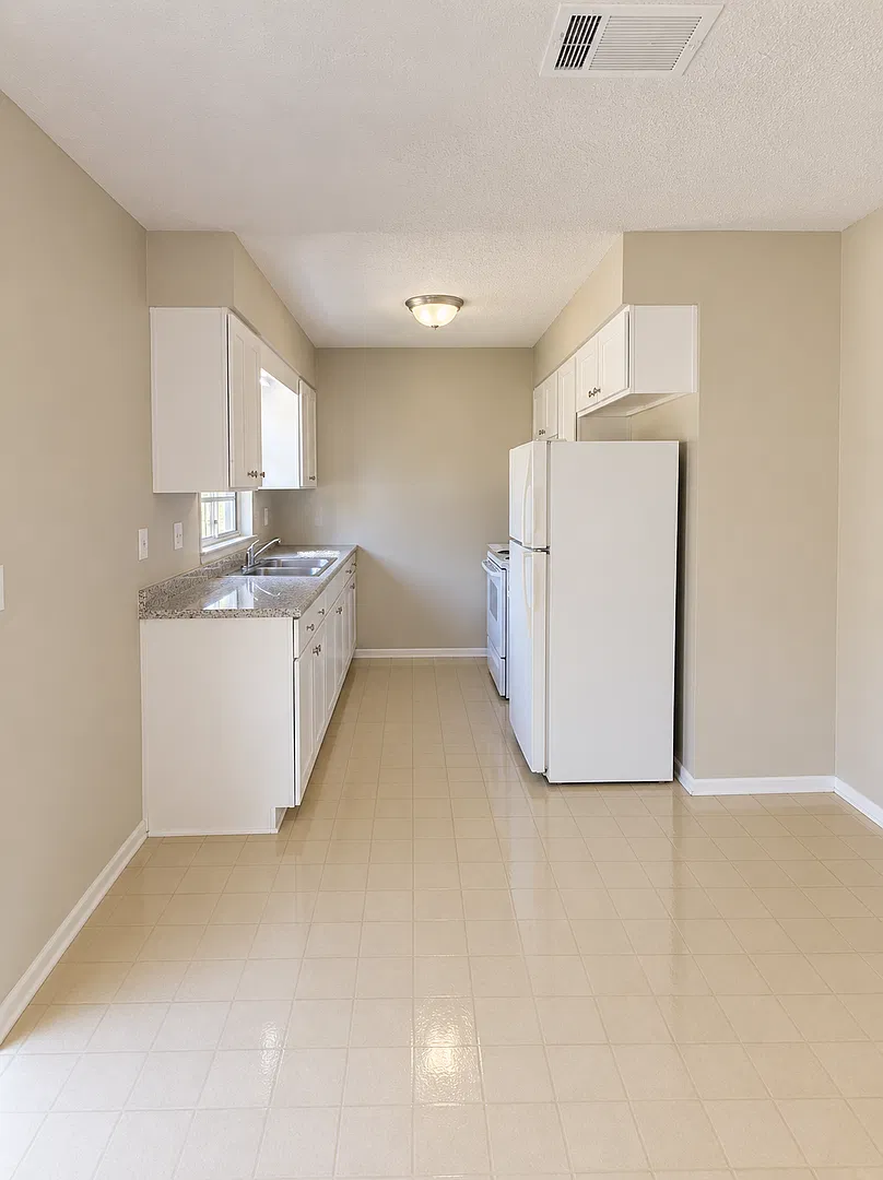 3 Bed 1 Bath Home with Single Car Garage | Washer/Dryer Hookups | Central Air | Pet Friendly | Se... — Photo 4