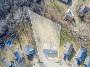 61 Brook Cir, Pella, IA 50219