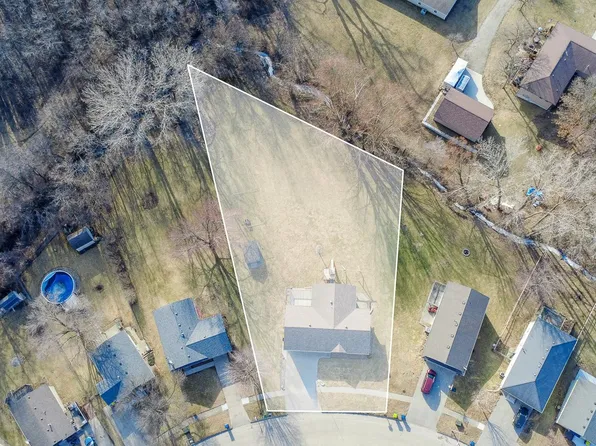 61 Brook Cir, Pella, IA 50219