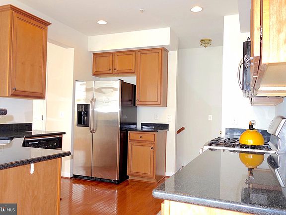 4th image of 2507 Einstein St #223