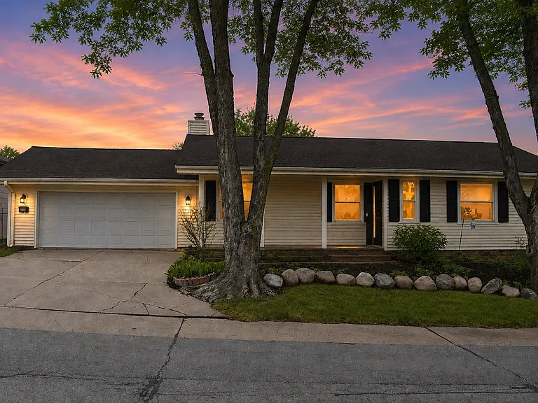 16116 Arbor Ct — Photo 2