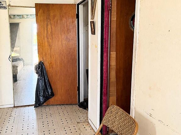 4th image of 122 W Adams St