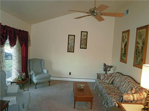 Cathedral ceilings & fan in the Living room