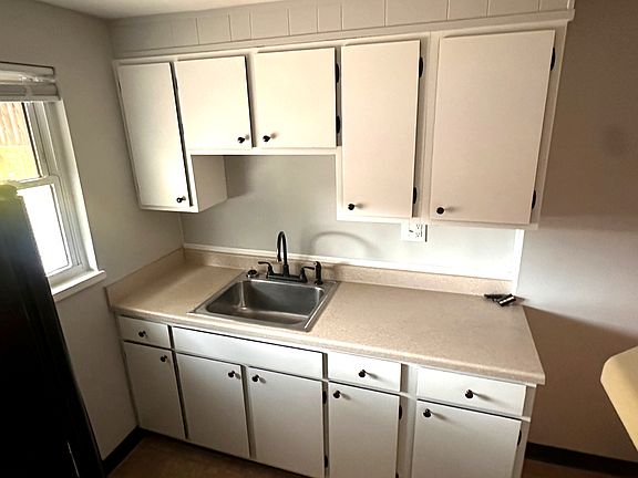 4th image of 1021 Broadview Blvd S