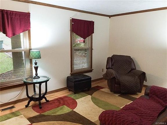 3rd image of 7407 Noble Ave