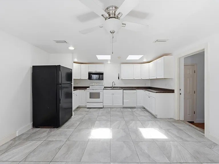 1647 Bay St SE — Photo 14