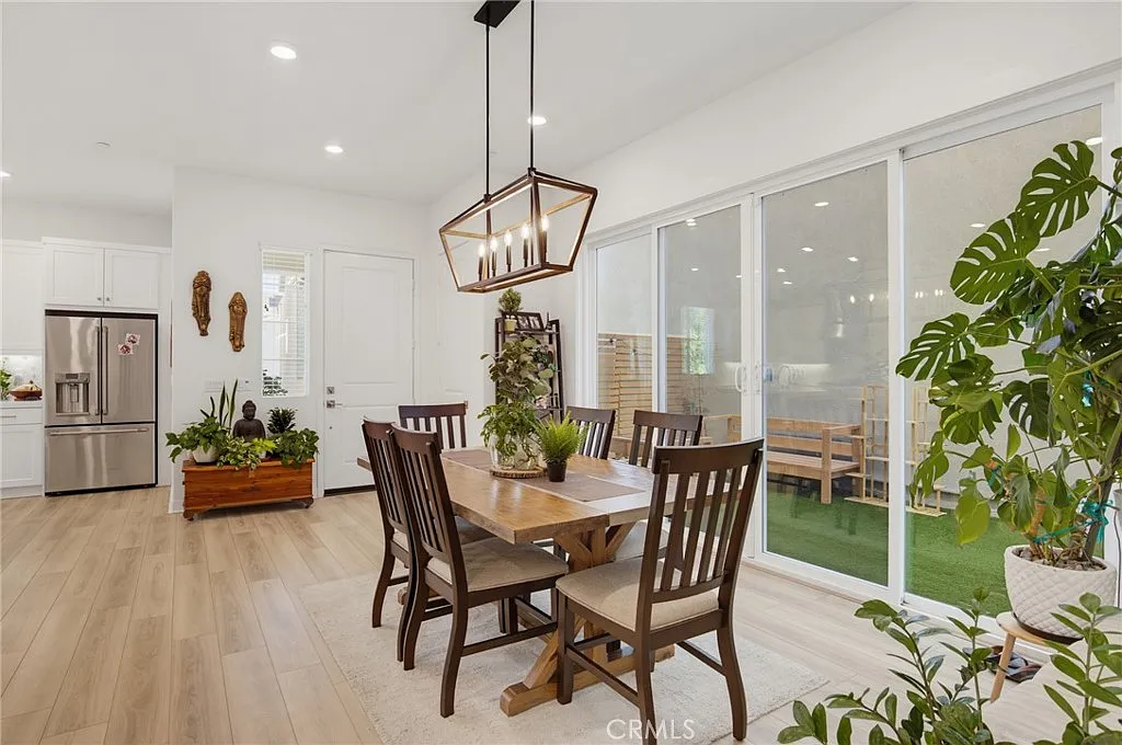 3 bed, 2192 sqft, $4,800 — Photo 4