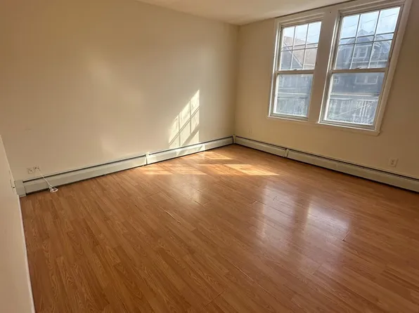 7 Story Court image 3 of 10