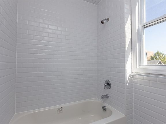 5th image of 811 Montgomery St APT 3L