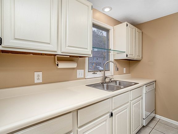 3rd image of 130 Cortland Cir #130