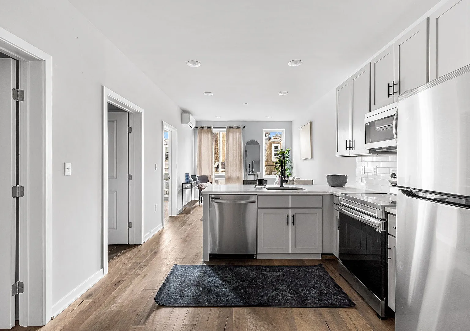 Urban Living Redefined Stylish Apartments Near Everything You Need — Photo 1