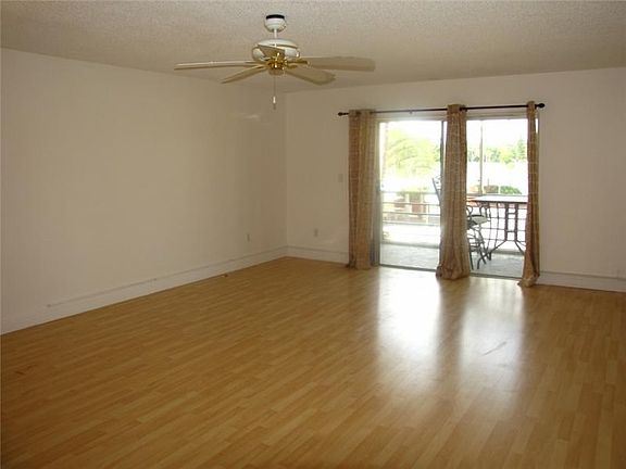 4th image of 877 NE 195th St APT 218
