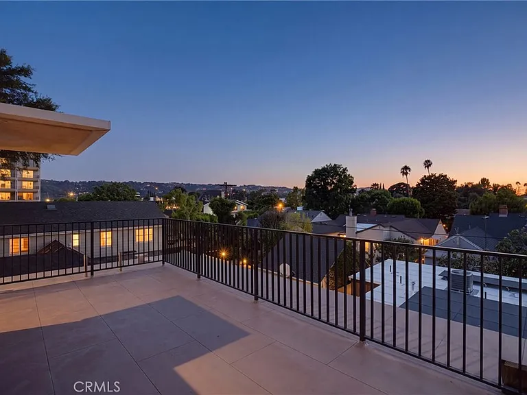 4855 Woodman Ave — Photo 29