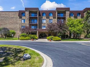 2100 Valencia Dr APT 300B, Northbrook, IL 60062