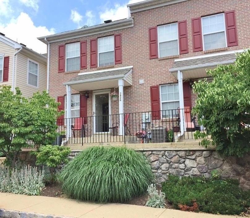 End unit in well maintained condominium association.