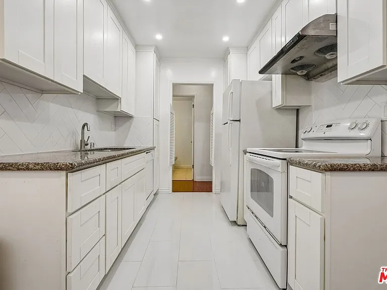 530 S Barrington Ave #110 — Photo 14