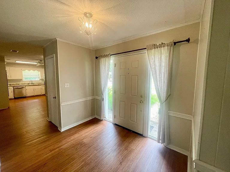 203 Cypress Dr — Photo 2