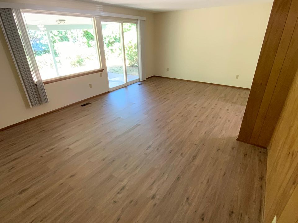 Spacious living are w/ slider that goes out to the covered porch