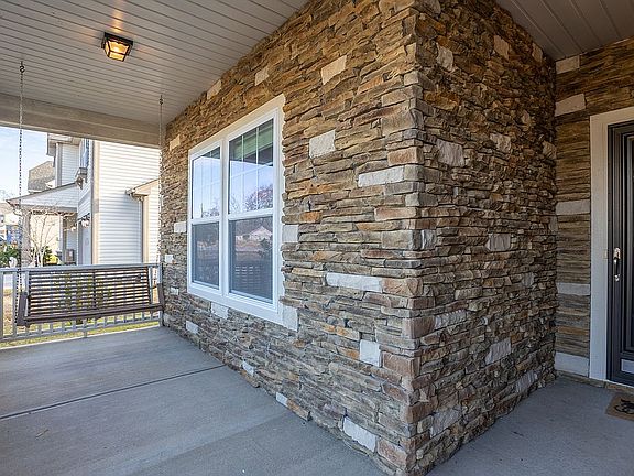 4th image of 544 Dalkeith Ave