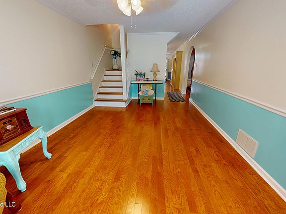 3rd image of 6722 Beaumont Cir