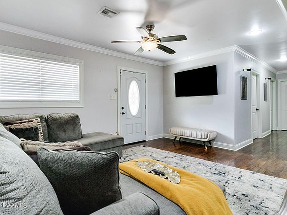 5th image of 216 Rosewood Ave