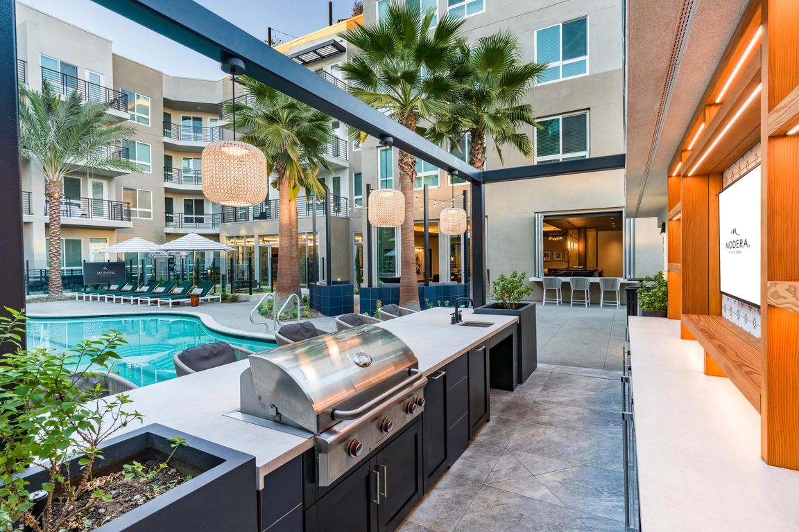 Modera Pomona features a grilling area near the pool, perfect for outdoor meals and relaxation.