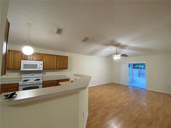 5th image of 1863 Emily Dr