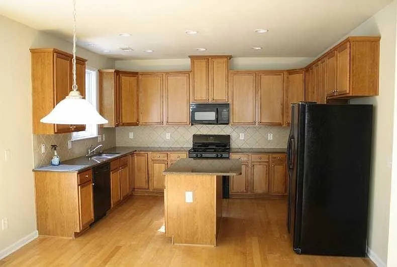 5 bed, 2750 sqft, $2,500 — Photo 2