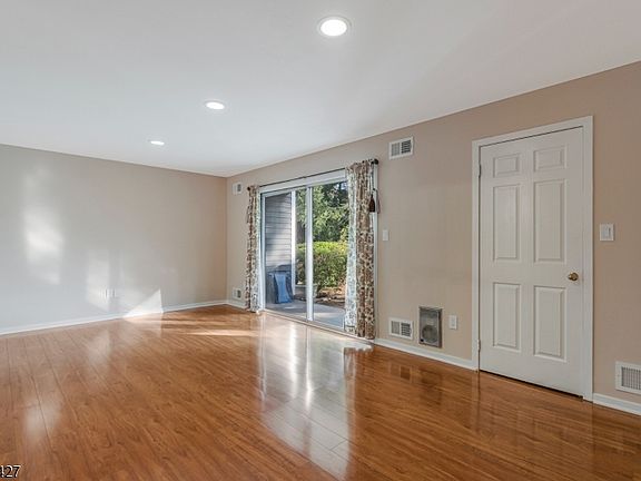 5th image of 273 Greenfield Rd