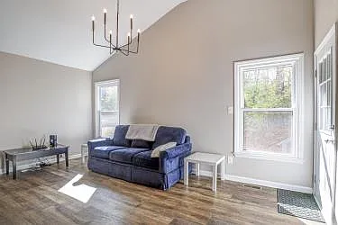 460 Dickens Dr — Photo 5