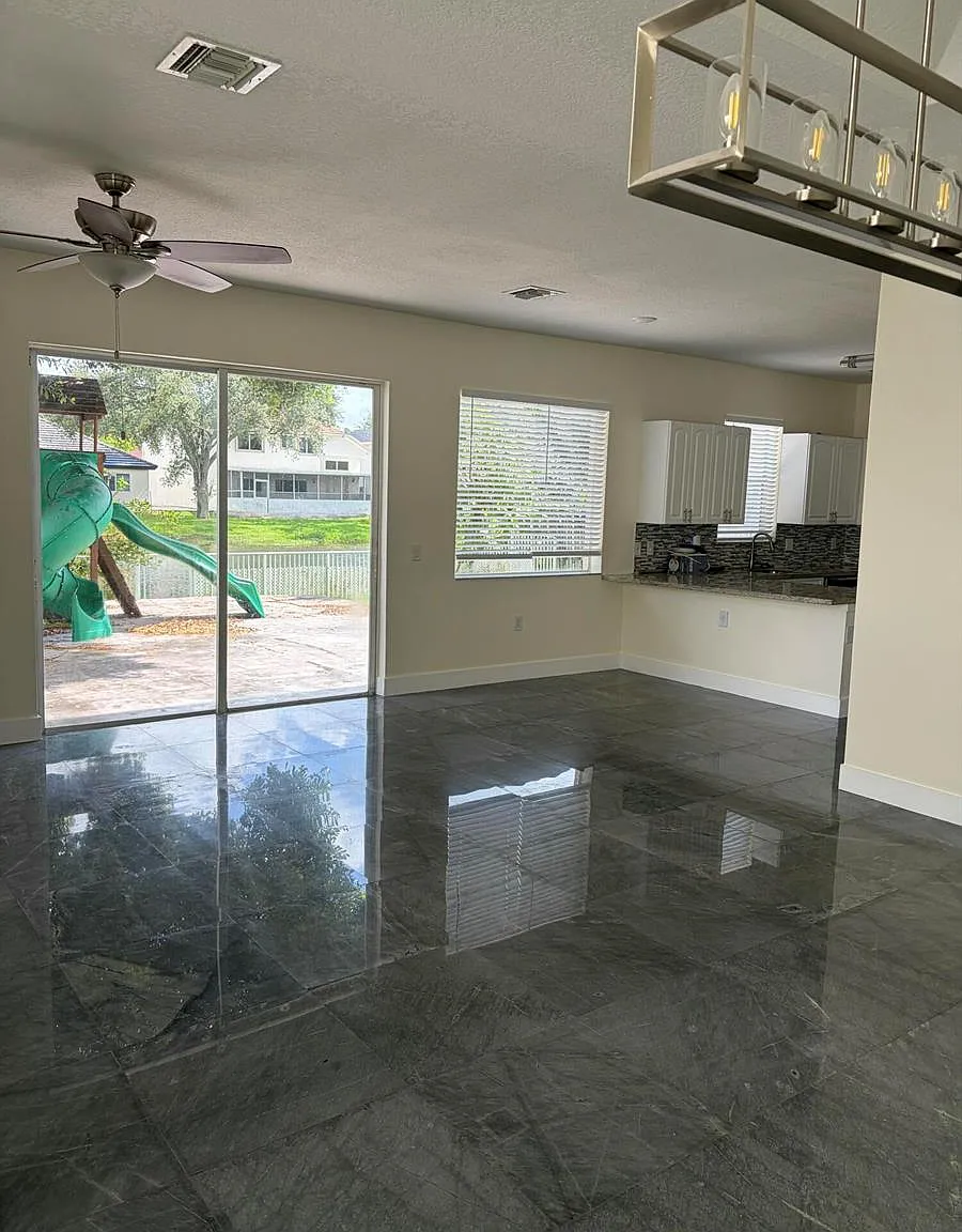 3 bed, 2.5 bath, 2428 sqft, $4,400 — Photo 3