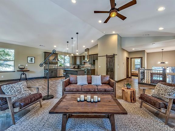 3rd image of 883 Patricia Ln