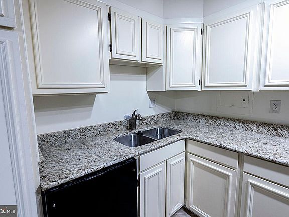 5th image of 1300 Army Navy Dr APT 715