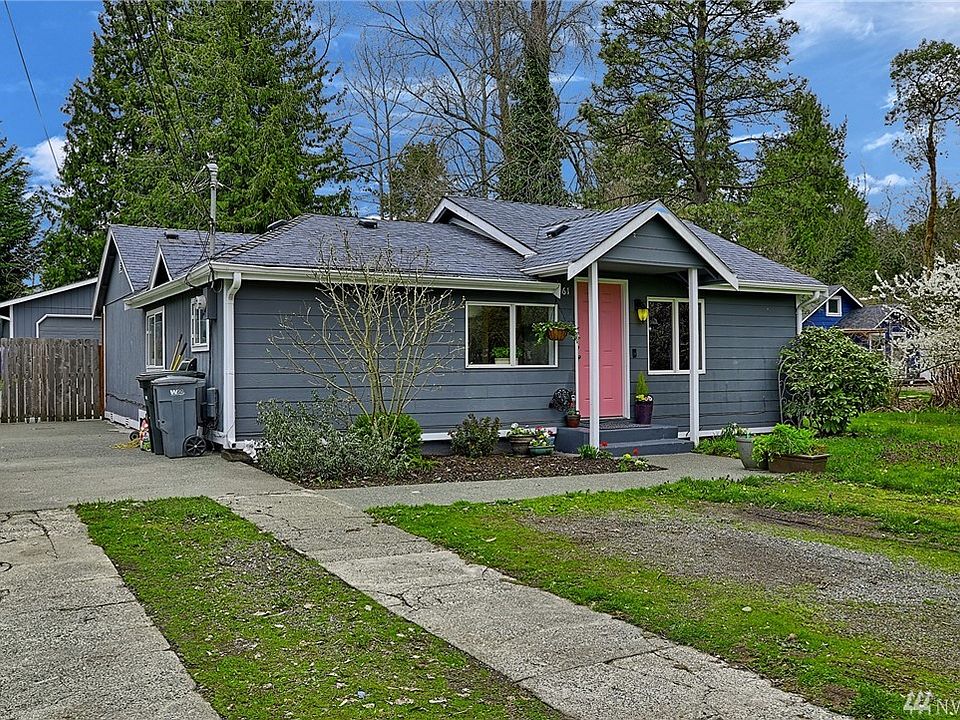 Front exterior of the home. 2 car Garage located in the back.