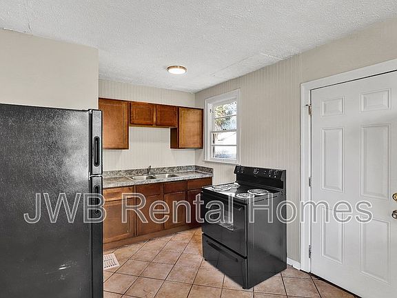 3rd image of 1385 Ingleside Ave