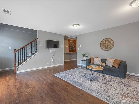 4th image of 61 Oak St
