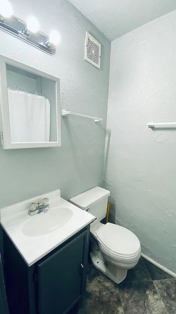 Jones Bedford 2205 Jones — Photo 3