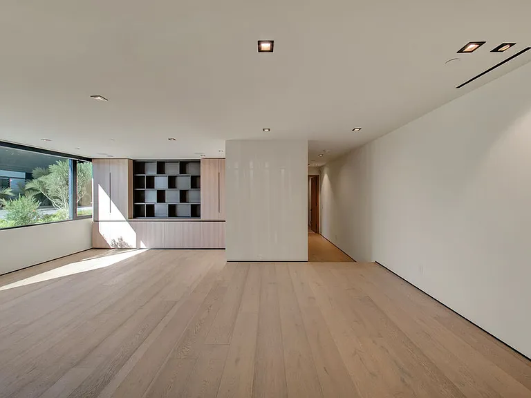 8765 Hollywood Blvd — Photo 15