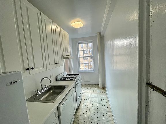 5th image of 51 W 86th St APT 403