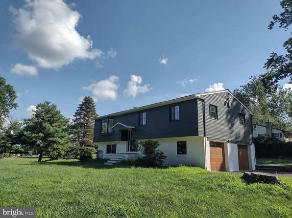 64 Bogle Dr, New Hope, PA 18938