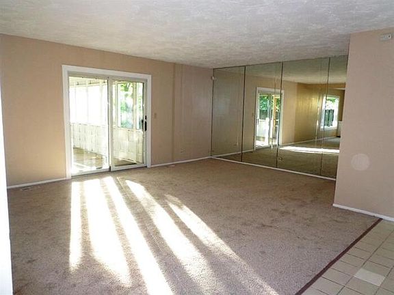 3rd image of 6846 Hawthorne Ln