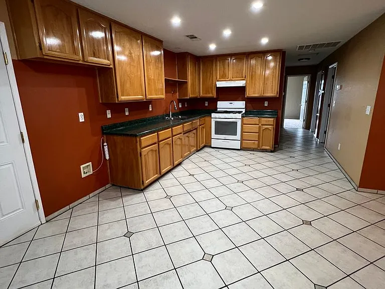 1417 Hall Ave — Photo 6