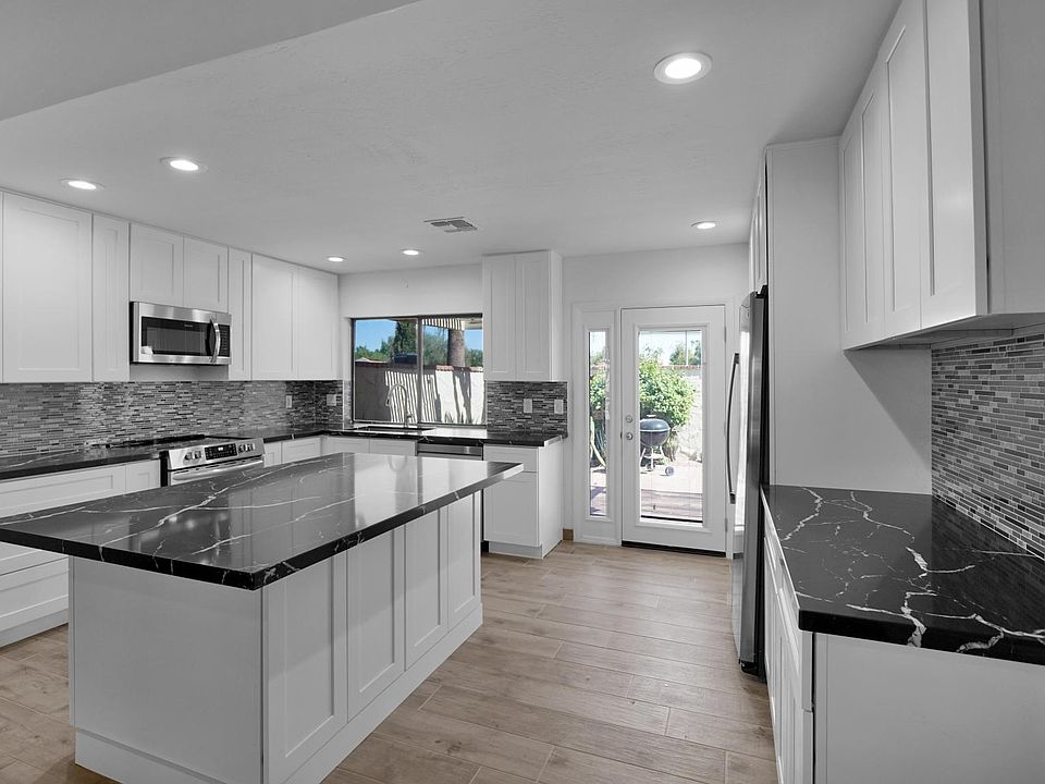 Beautiful new kitchen with quartz countertops and and SS appliances.