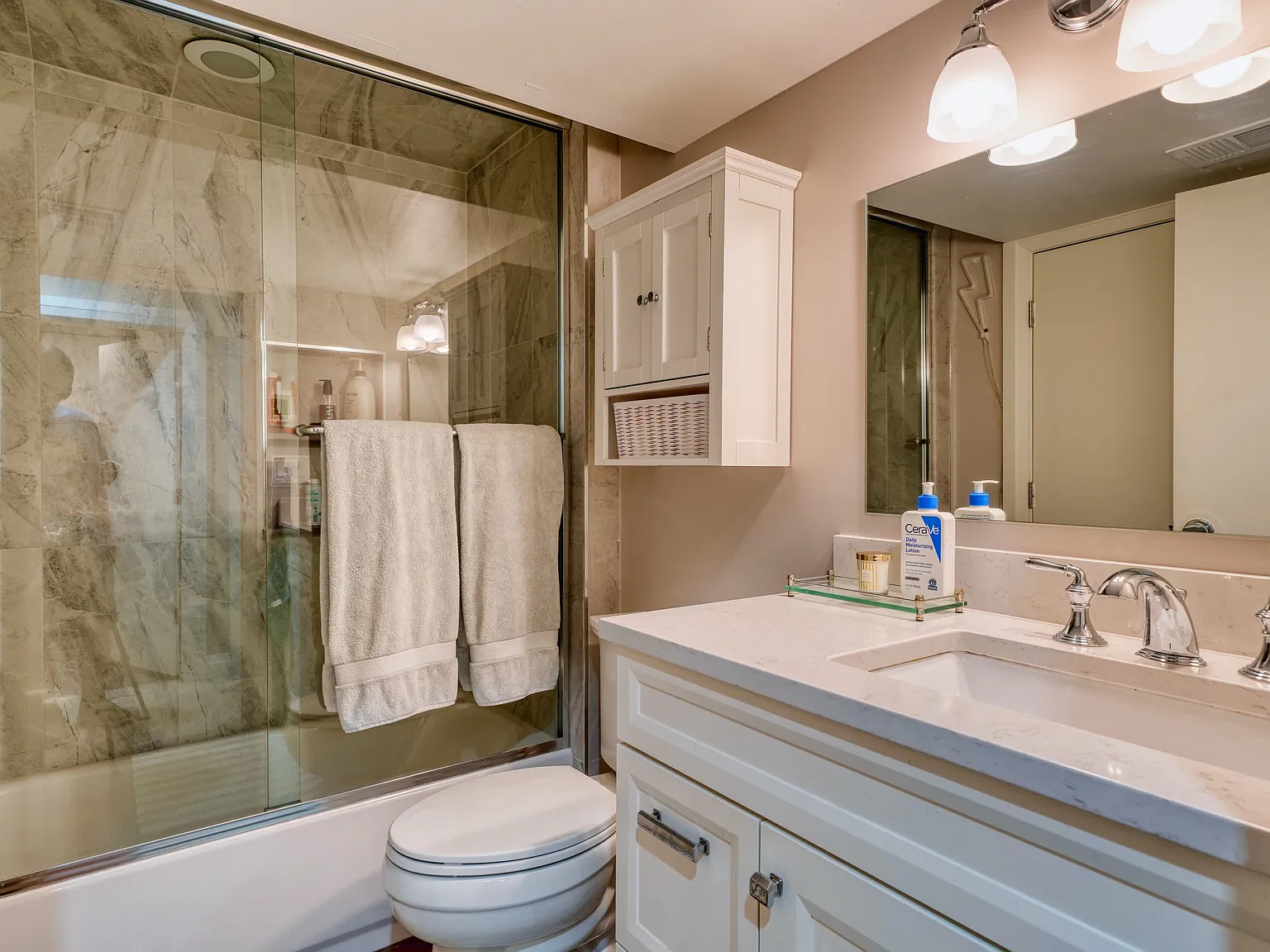 4 bed, 2800 sqft, $5,880 — Photo 3
