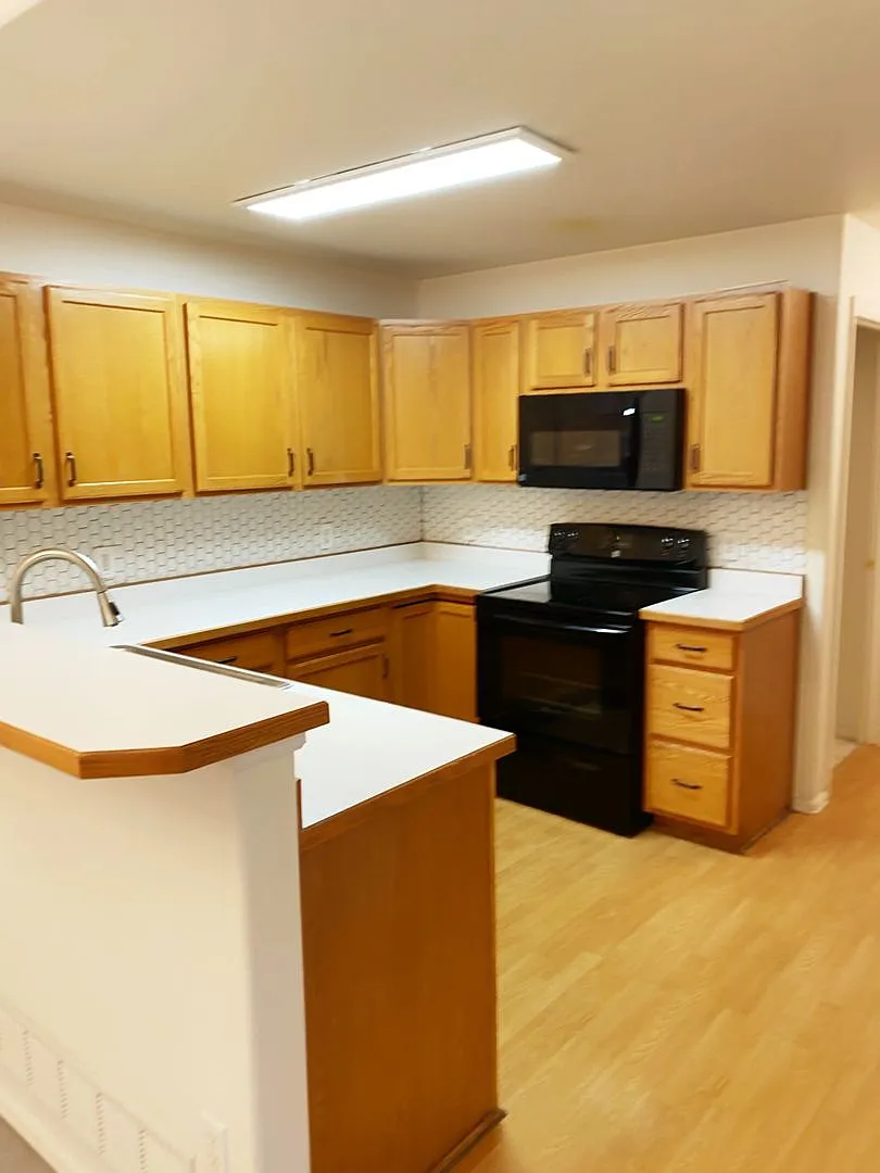 West side condo with mountain views — Photo 3